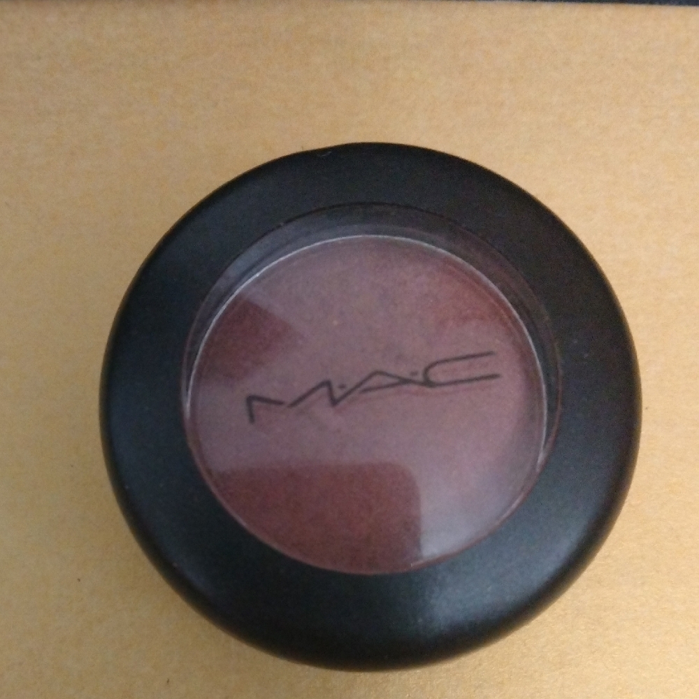 MAC Cosmetics cut to fit shadow